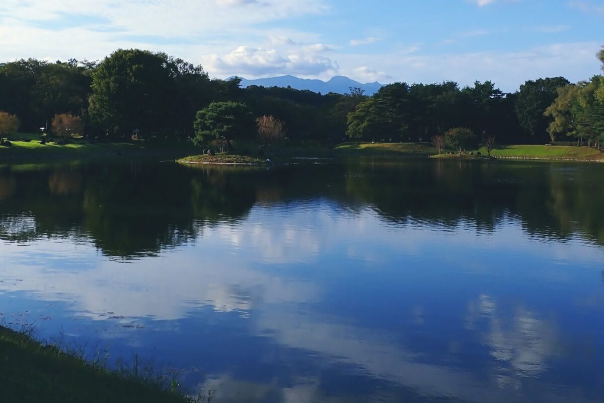 場内から望む那須連山。大池には秋空が映り込む。